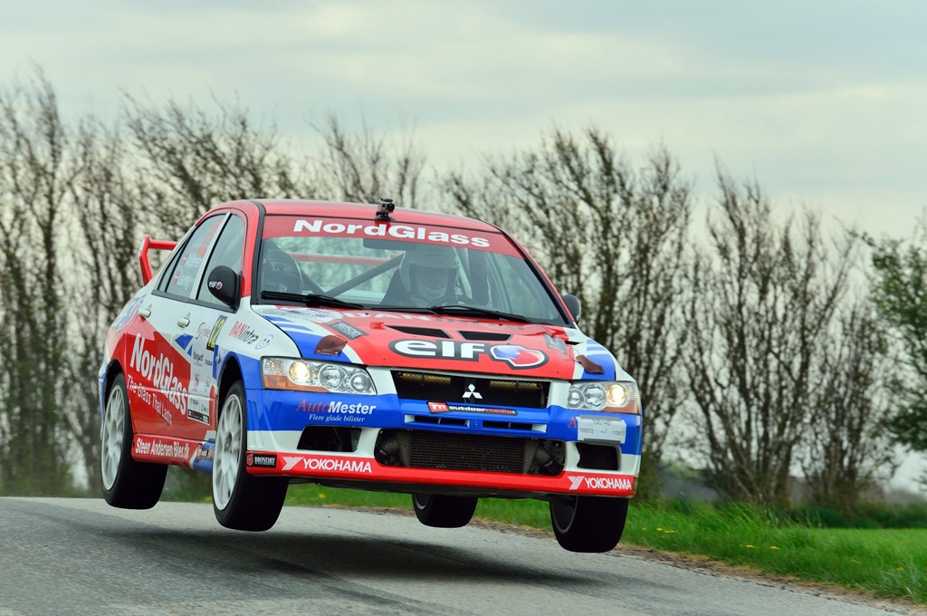 To kilometer til, så er det slut: To kilometer efter, at Steen Andersen og Iben Louring fløj over denne bakketop med 150 kilometer i timen, gik gearkassen på deres Mitsubishi Lancer i stykker.
(Foto: Michael Eisenberg)
